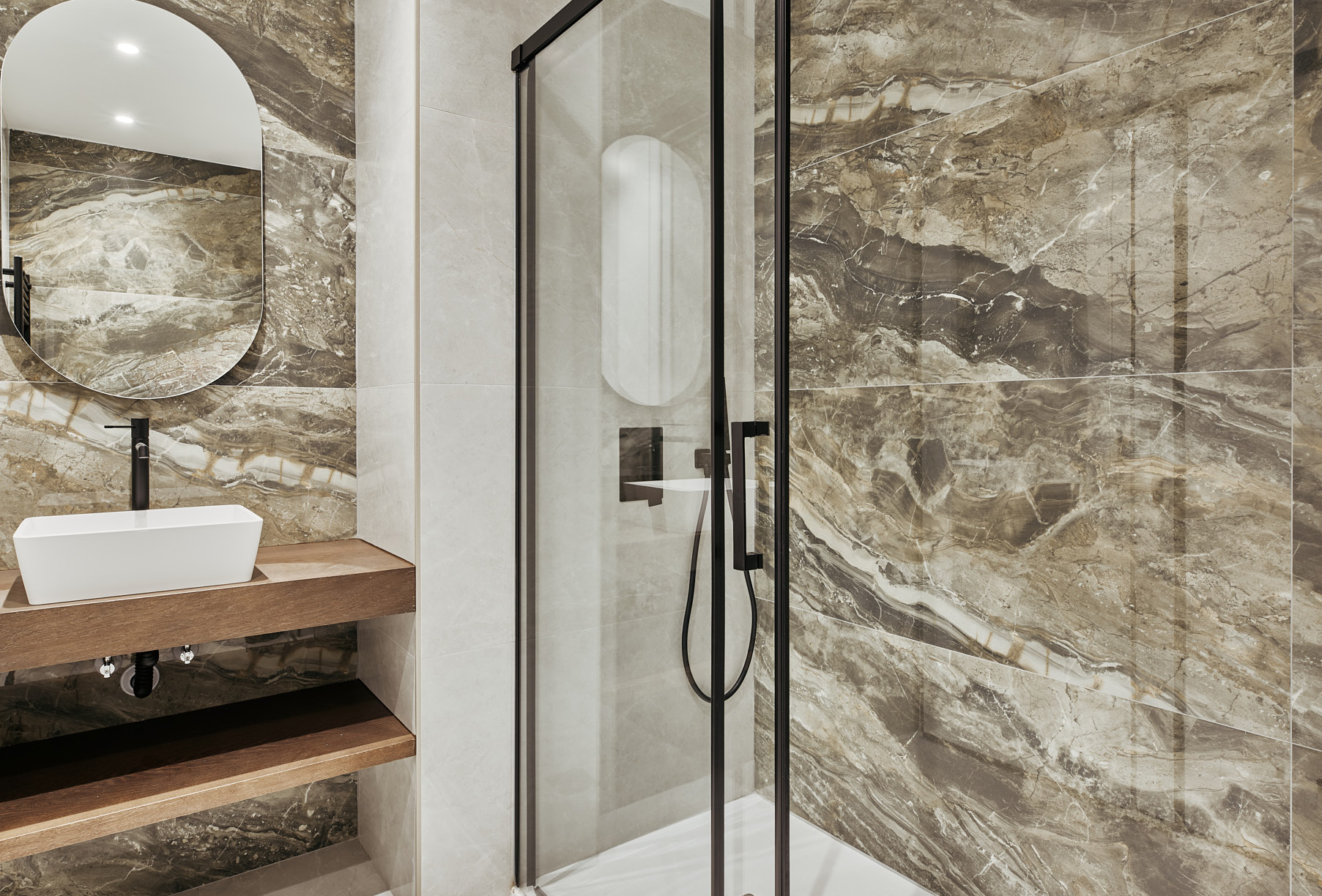 Tres baños en mármol y diseño contemporáneo.